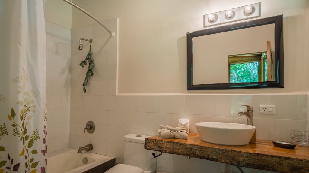 airbnb mindo bathroom